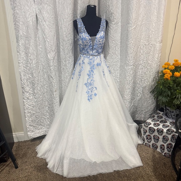 Say Yes to the Prom Blue & White Ball Gown Size 11 Floral Embroidery V Back - Picture 10 of 12